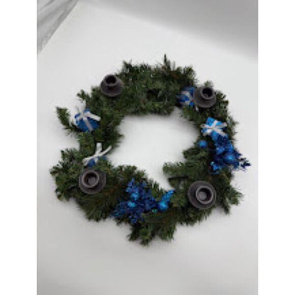 🎄 Christmas wreath, decorated with blue accents and four candle holders. - Picture 1 of 5